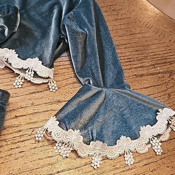 Velvet long sleeve flare top and high waisted bell bottom pants set size 4/5 - Picture 4 of 13